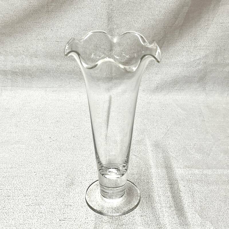 レトロ　背の高いフリルガラスのパフェグラス　　水仙グラス　純喫茶　花器　花瓶（4247）
