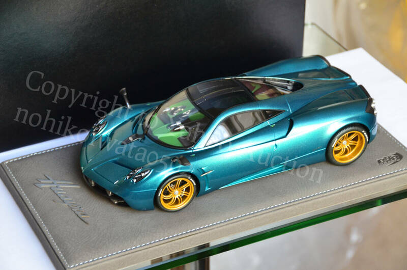 BBR P1873E 1/18 パガーニ・ウアイラ　ジェノバ2010 グリーン・メタリック色