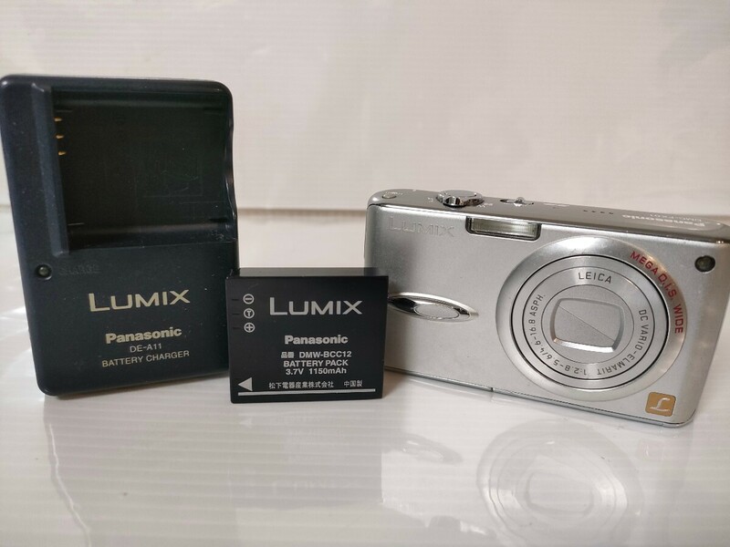 Panasonic パナソニック コンパクトデジタルカメラ LUMIX DMC-FX01 シルバー