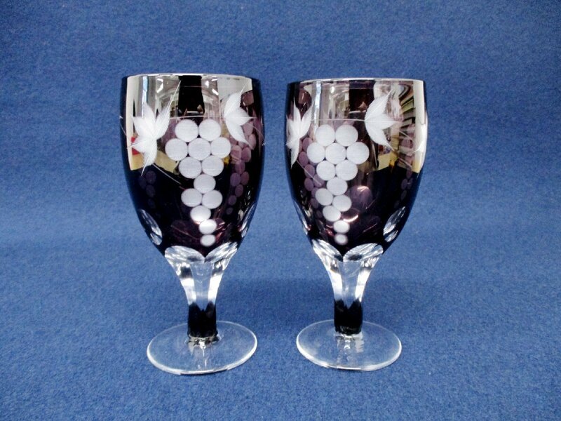 C3051 ガラス器「葡萄紋 切子 ワイングラス 2客セット 紫/パープル」中古品 箱なし ペア 被せガラス ハンドカット ハンドメイド 手作り