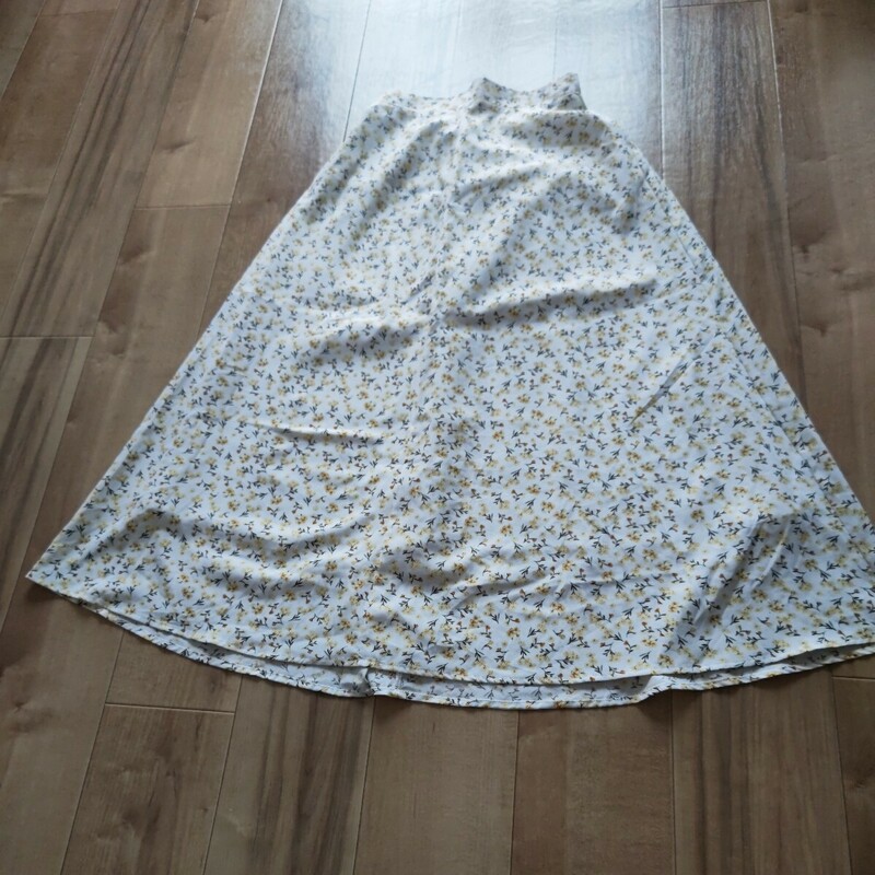 新品未使用 レディースの小花柄のフレアーのロングスカート サイズ Free