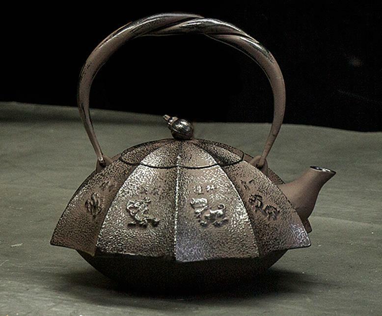 鋳鉄製鉄瓶「龍生九子」 提梁鉄瓶 手作り コーティングなし 老鉄瓶 やかんを沸かす お茶の道具 ティーポット1.3L