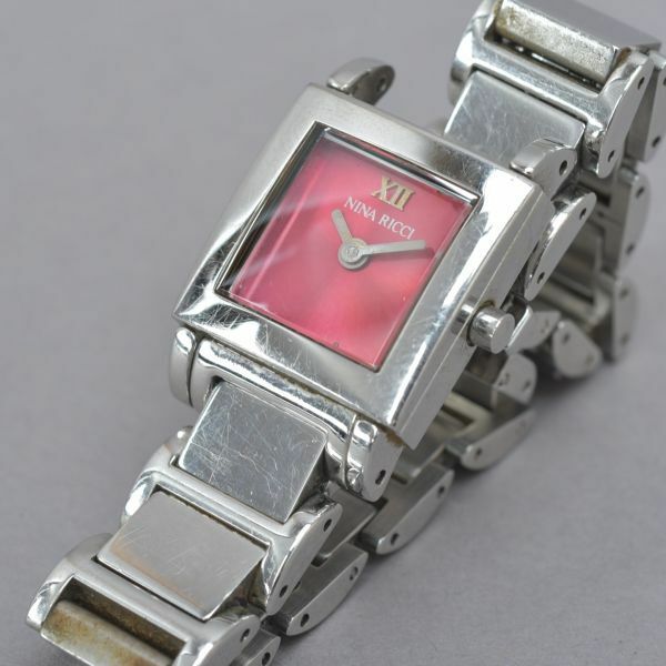 良品 NINA RICCI ニナリッチ 腕時計 稼働 64.3g D996 シルバー ピンク ケース ベルト付 クォーツ ウォッチ ブランド レディース #N〇712