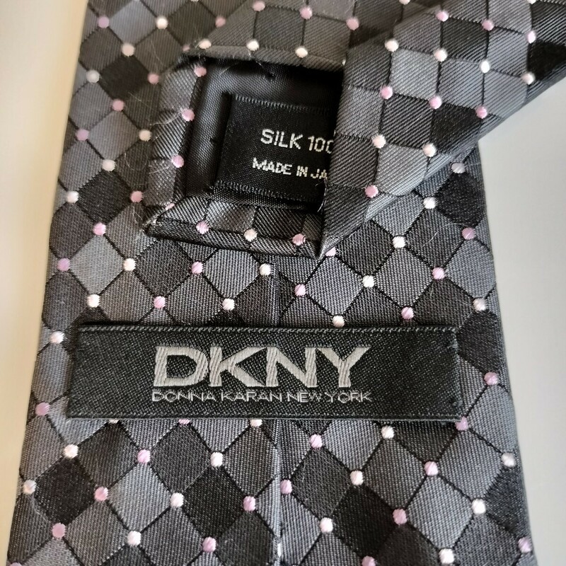 DKNY (ダナキャランニューヨーク)黒スクエア点々ネクタイ
