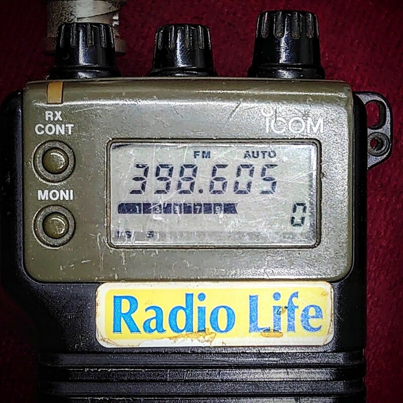 410【受信OK】受信機 ICOM IC-R1 アイコム オールハンドレシーバー 本体 盗聴器/盗聴波発見機 無線 耳 ミミ 単三電池×6本で起動