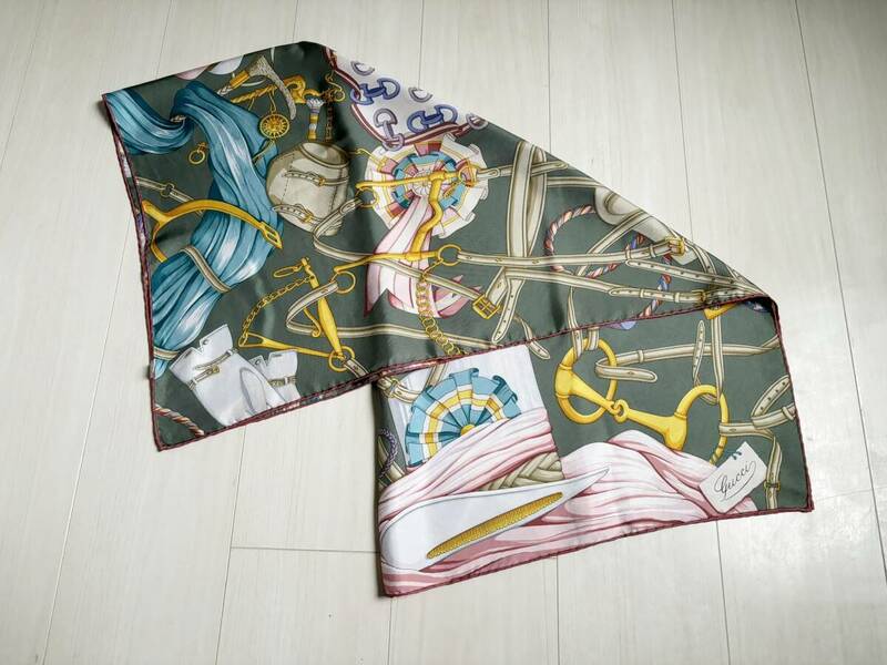 美品 GUCCI グッチ スカーフ 大判 総柄 ホースビット 金具 太陽 馬具 プリント シルク マルチカラー イタリア製 カレ ストール △4