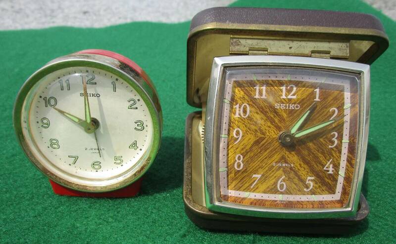 セイコー　置時計　SEIKO 2 JEWELS　目覚まし時計　昭和レトロ　2個　手巻き　時計　中古　右側の角時計は作動します