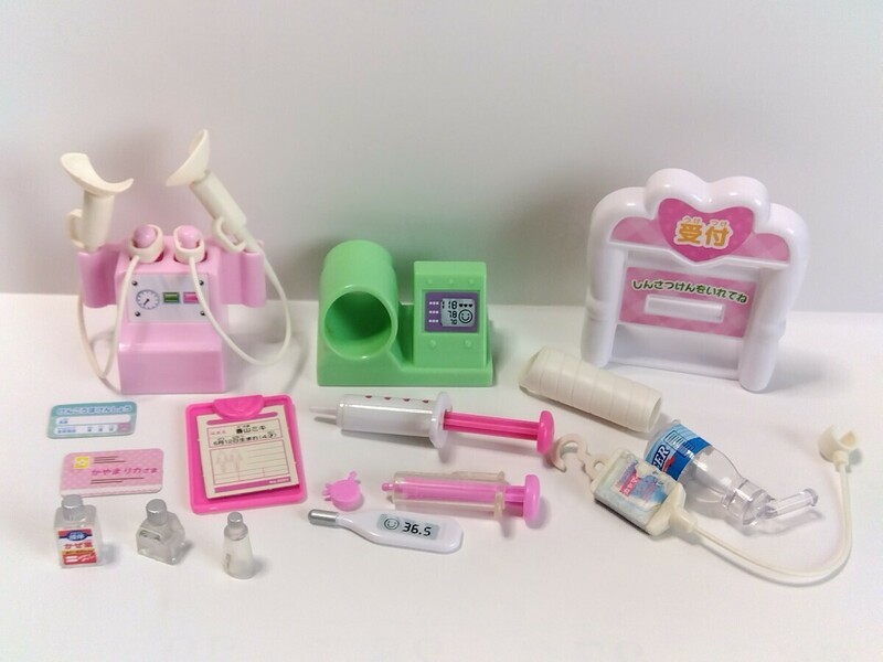リカちゃん　クリニック　備品、小物いろいろ　病院　血圧計、ギプス、注射器、体温計、診察券、カルテ　他　ミニチュア 　玩具