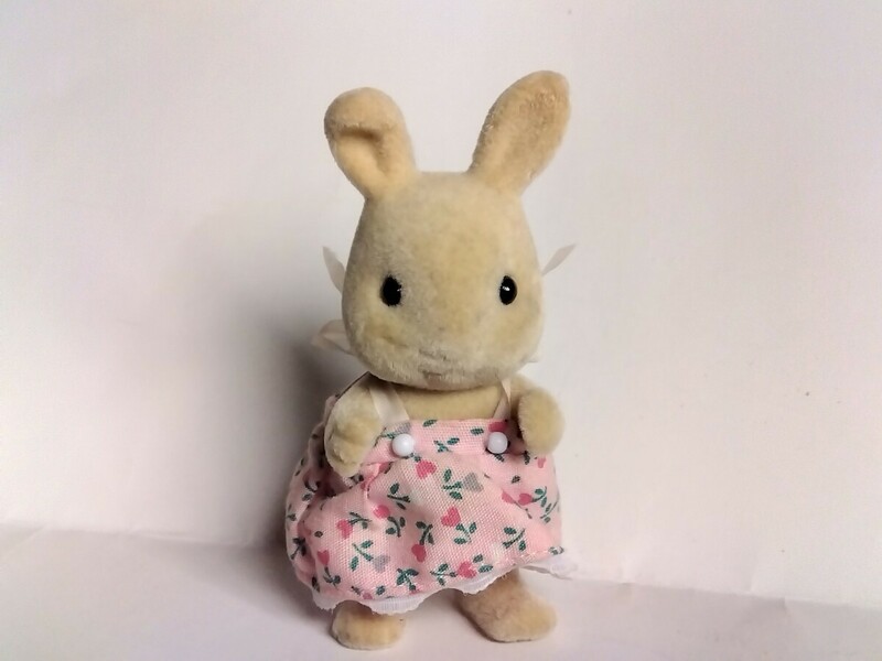 シルバニアファミリー　耳折れウサギ　女の子　子供　ウサギ　アイボリー　洋服　ワンピース　ミニチュア　玩具