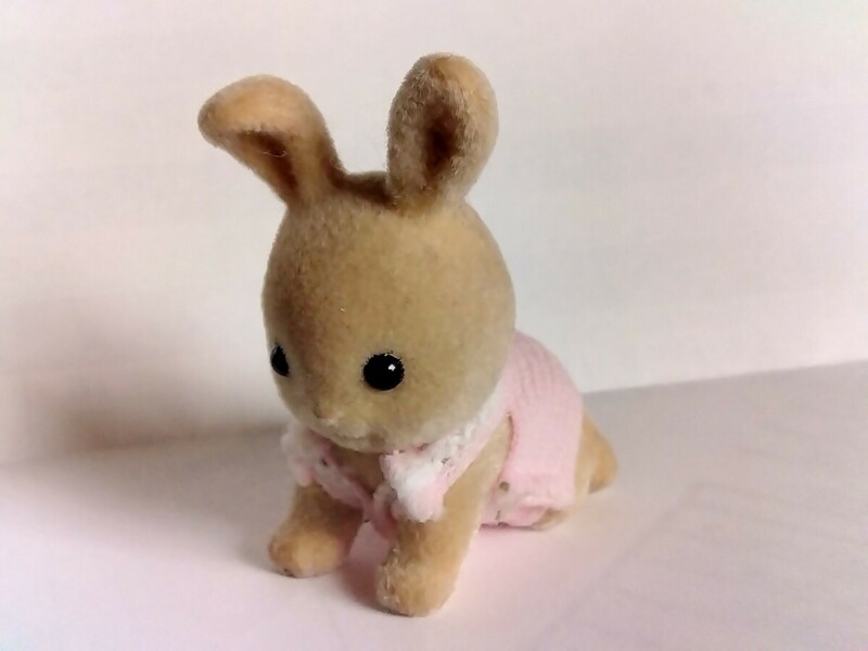 シルバニアファミリー　耳折れウサギ　赤ちゃん　ハイハイ　ウサギ　アイボリー　洋服　ピンク　ミニチュア　玩具