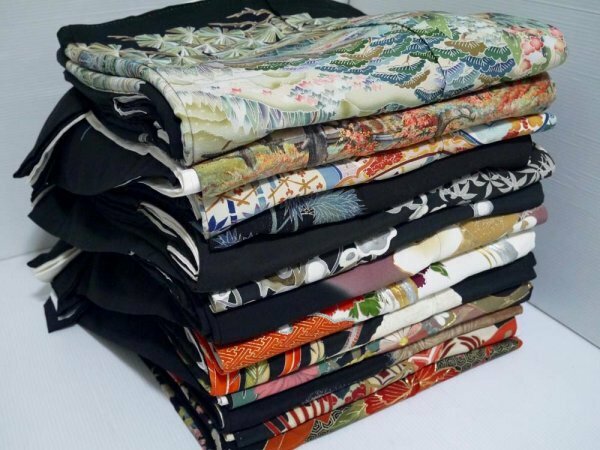 【KIRUKIRU】＜2＞黒留袖 着物 13点 大量！（商品説明内に詳細画像あり）家紋 正絹 kimono 古布 リメイク 材料 ドレス 生地 裁縫 ジャンク