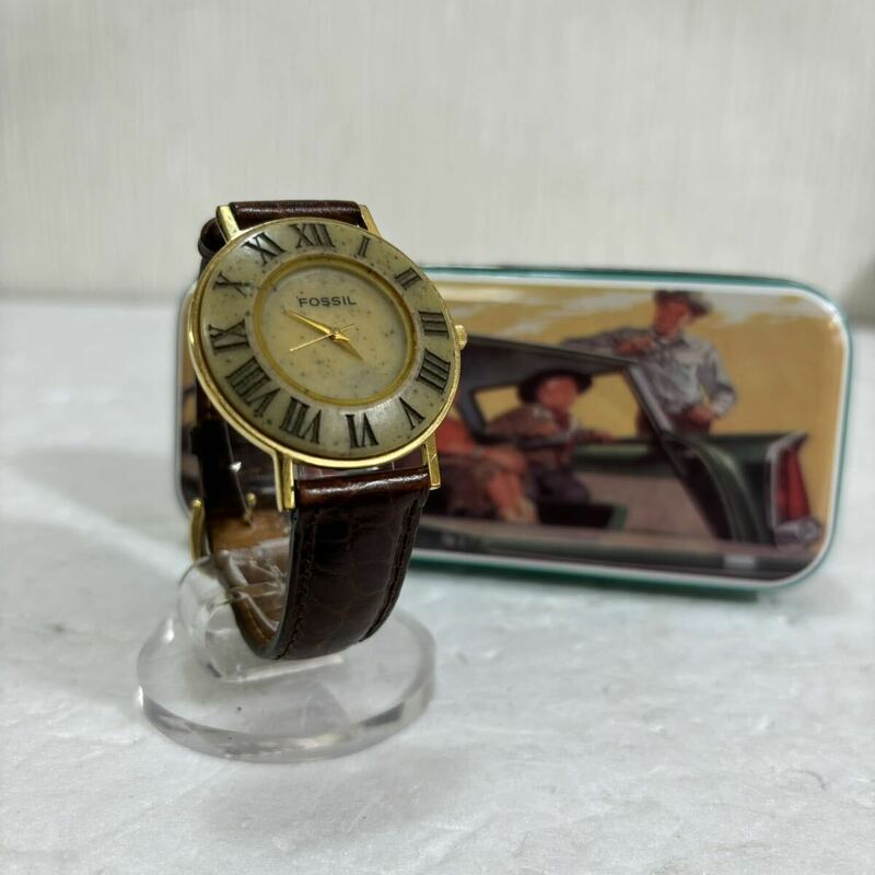 [k2931]希少！FOSSL クォーツ腕時計 ブリキ箱付 レザーベルト 1993年 メンズ