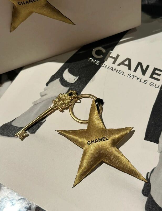 新品 非売品Christmas dinnerイベントのノベルティーCHANEL x Parisシャネル フランス限定　キーホルダー　キーリング 正規ノベルティ～星