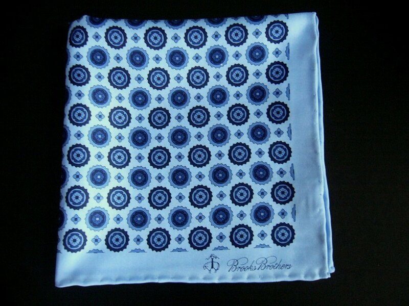 未使用 【送料無料】ブルックスブラザーズ シルク ポケットスクエア 約37.5 x 37.5cm ポケットチーフ Silk 100% ブルーメダリオン