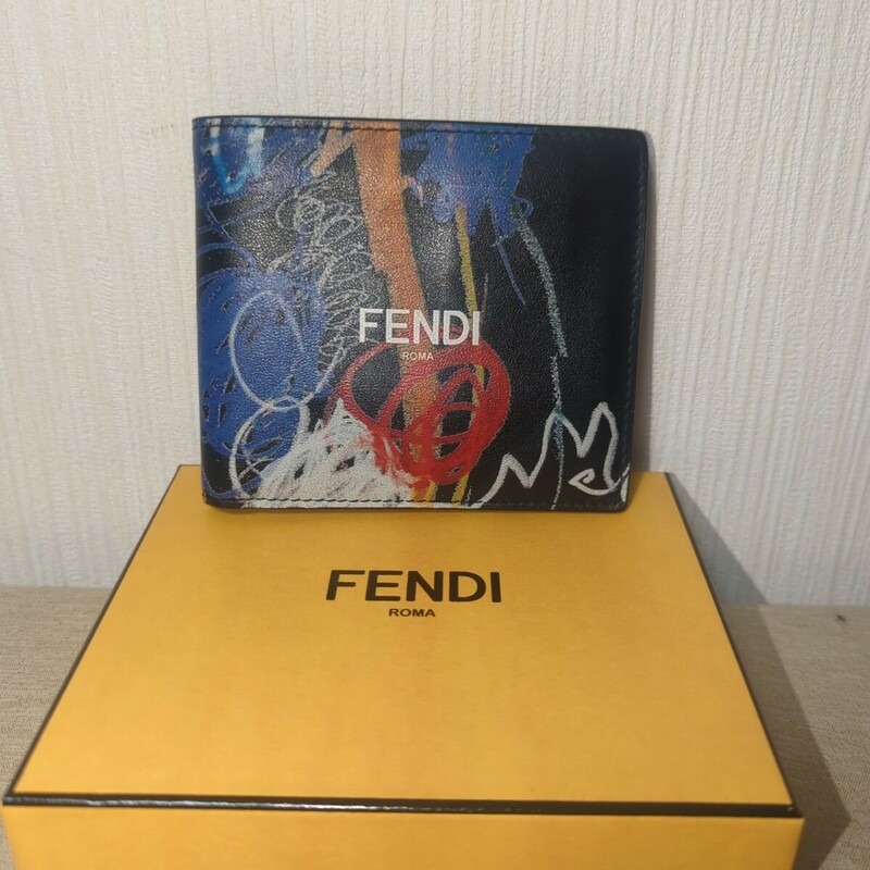 【極美品】フェンディ　二つ折り財布　ロゴ　グラフィティ フーリーアーティスタ　7M0169　ST12a705