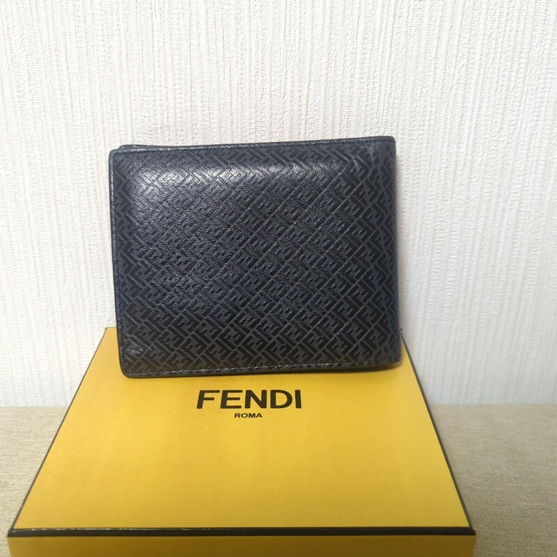 【美品】フェンディ　ズッカ　レザー　 コンパクトウォレット　二つ折り財布　ブラック　黒　7M0001　ST13a860