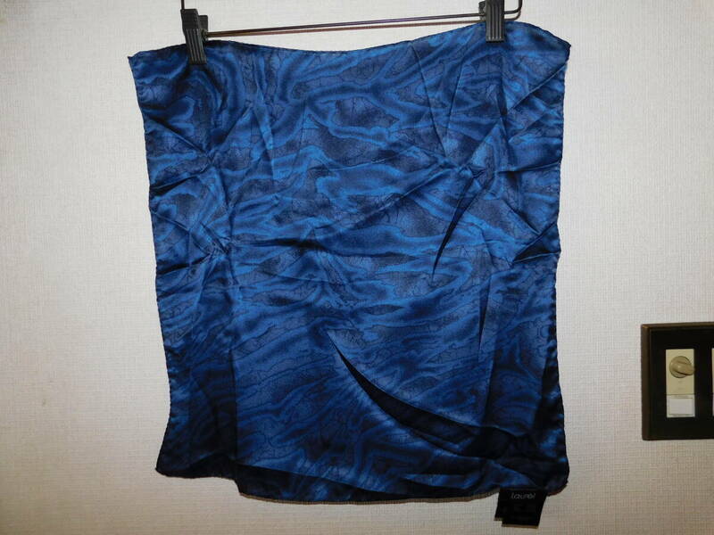 エスカーダ　LAUREL Escada　イタリア製　ブルーと紺　スカーフ　男女兼用　ネックチーフ　シルク　絹　 Made in Italy