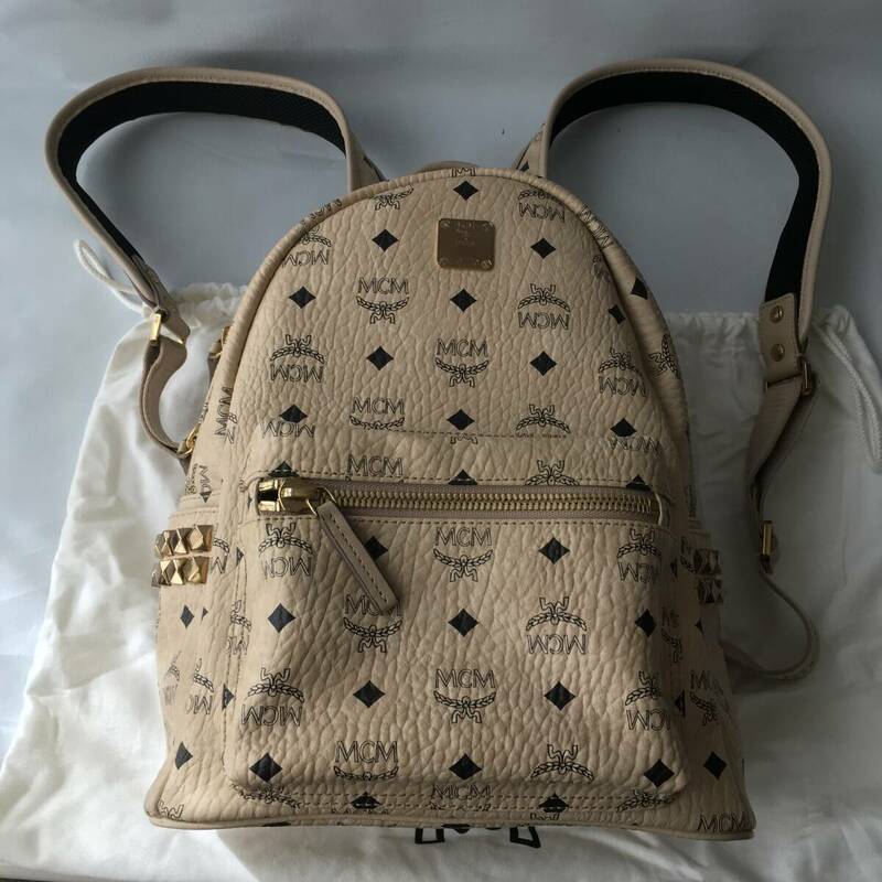 美品 MCM（エム シー エム）レザー　モノグラム　スタッズ　リュック　バックパック