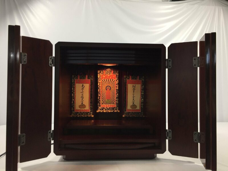 仏壇　上置き　照明付き　掛け軸３枚付属　　高さ約３７㎝　奥行約２７．５㎝　重量約１０．６㎏　中古現状品　　TH5.002　