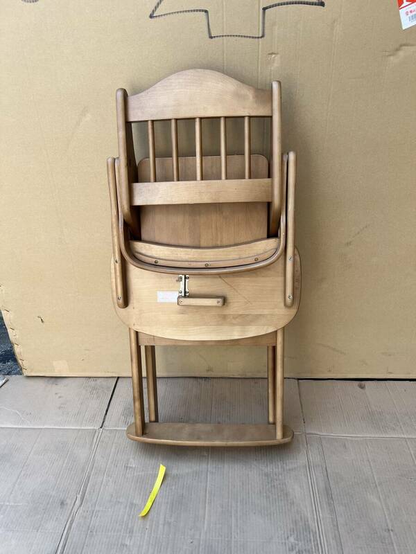 メーカー不明、折り畳み椅子座席、ロックあり、ベルト有のテーブル後ろに可能、美品中古品