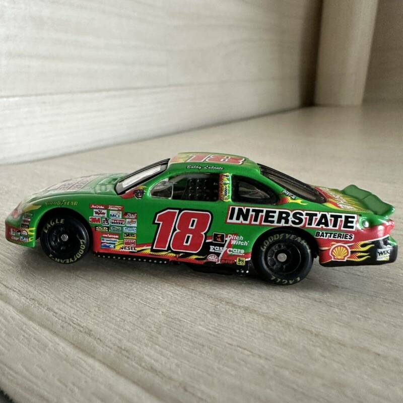 【A0366-5】ナスカー 1998 Action Bobby Labonte #18 Interstate Batteries Hot Rod Magazine ミニカー レーシングカー（全長約8.5㌢）