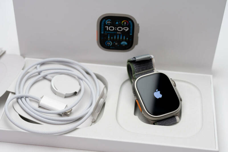 完動品 保護フィルム付 Apple Watch Ultra2 GPS＋Cellularモデル 49mm チタニウムケース アップルウォッチウルトラ2 ultra 2 