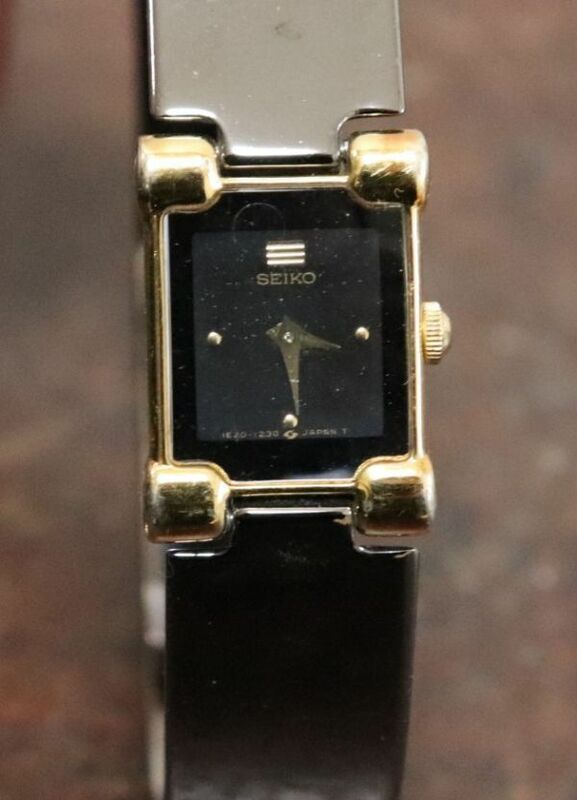 セイコー SEIKO 黒文字盤 スクエア バングルウォッチ レディース腕時計 n407