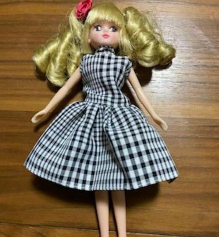 黒のギンガムチェックワンピースリカちゃん・バービーちゃん・お人形さん用　人形 リカちゃん 着せ替え人形
