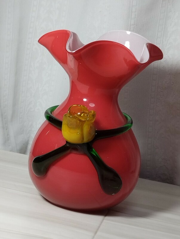 レトロ　アンティーク　ガラス　花瓶　チューリップ お部屋の飾りに　赤　ガラス　レア品　チューリップモチーフ