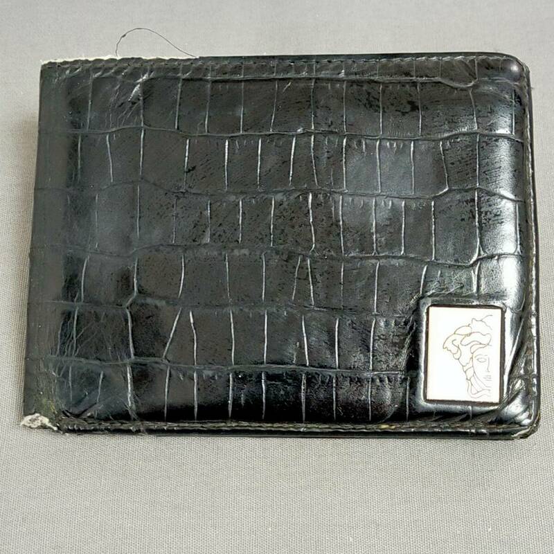 564/18　GJ60054　VERSACE　made in ITALY　ヴェルサーチ　二つ折り財布　型押しレザー　ブラック　黒　ウォレット