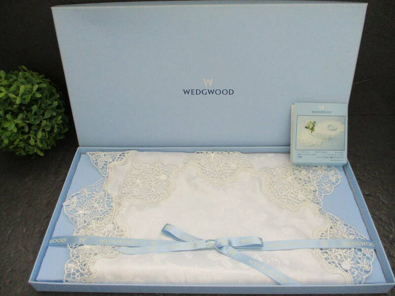 【未使用・箱入】ウェッジウッド WEDGWOOD ワイルドストロベリー レースセンター 約37×70ｃｍ はっ水加工 ポリエステル100％ 人気ブランド