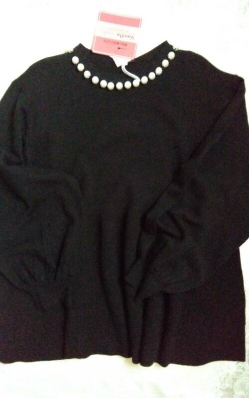 ☆レディース☆ vanilla studio ☆お洒落な♪襟元にアクセサリー付き黒色裾フレアの柔らかニットセーターです(o^―^o)大きいサイズ３Ｌ☆