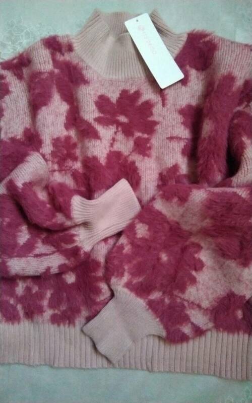 ☆レディース☆lt,sDEMO ☆とっても可愛い！お花模様の総柄のピンク色ハイネックニットセーターです(o^―^o)サイズフリーM～Ｌ相当☆