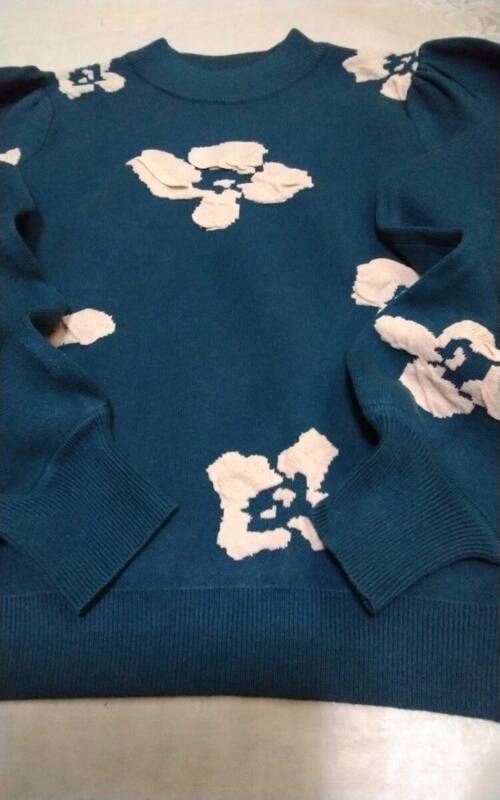 ☆レディース☆lt,sDEMO ☆とっても可愛い！お花模様の総柄のターコイズ色の長袖ニットセーターです(o^―^o)サイズフリーM～Ｌ相当☆