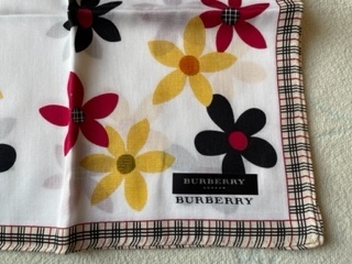 新品★バーバリー★やや大判ハンカチ★お花模様★ノバチェック★ミニスカーフにも★BURBERRY