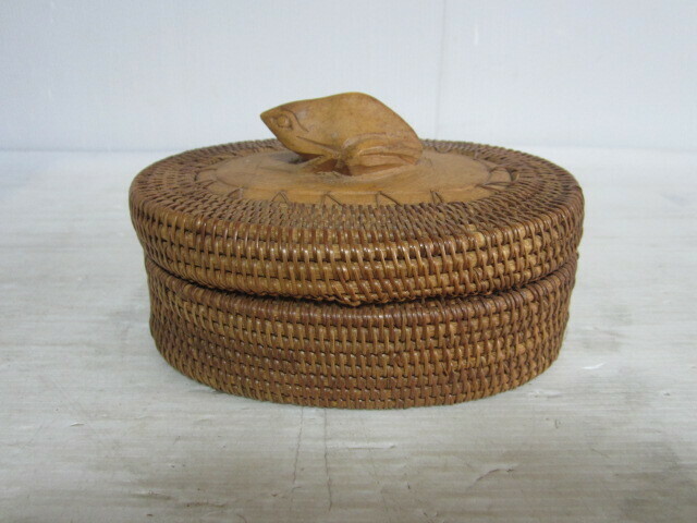 竹　藤編　籠　収納かご　小物入れ　ジュエリーボックス　手彫り木製カエル　　