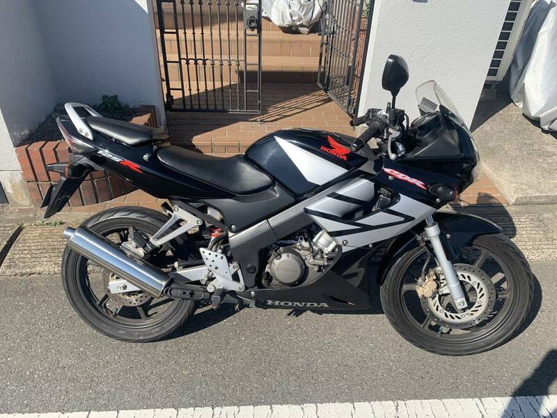 HONDA(ホンダ) 原動機付自転車 (原付 第2種) CBR-125R (逆輸入キャブレター車)ブラック※1万キロ未満の低走行車