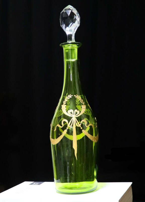 オールド・バカラ (BACCARAT) 珍品 緑色硝子 金彩盛り上げ 花柄 リボン文 大型 デカンタ 28.3cm ゴールド ボトル グリーン アンティーク 
