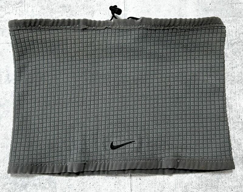 NIKE リバーシブル ブラック × グレー 刺繍ロゴ ネックウォーマー　　ナイキ スウォッシュ スポーツ 通勤 通学 バイク 自転車 石瀬6009