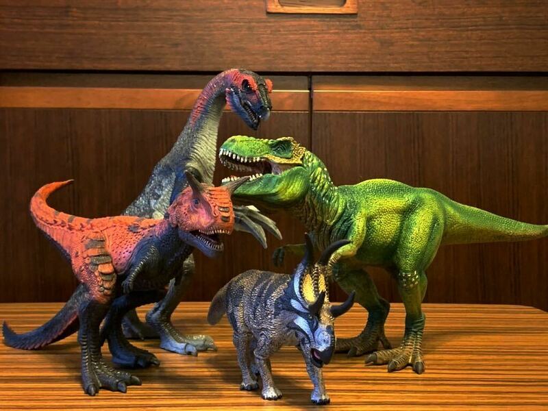 美品　未使用に近い　シュライヒ Schleich 恐竜　ティラノサウルス　カルノタウルス　テリジノサウルス　ディアブロケラトプス 4個セット