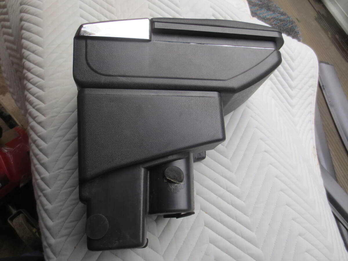 ホンダフイット　GD系　アームレスト小物入れ　社外品　取付はカップホルダーへ差し込むだけ