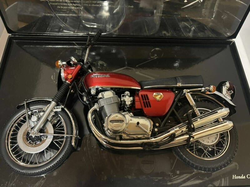 ②MINICHAMPS ミニチャンプス　オートバイ 1/6スケール　Honda CB750 Red Metallic 1968 ホンダ
