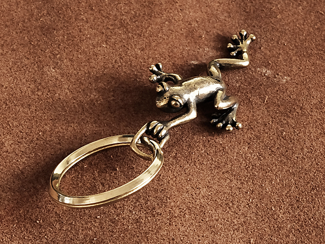 真鍮 キーホルダー（カエル）蛙 かえる フロッグ 爬虫類 バッグ キーリング アメカジ ブラス ゴールド キーチャーム 二重リング 置物 動物