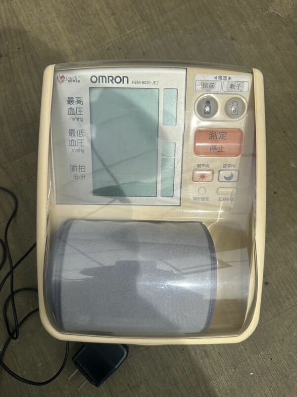 OMRON オムロン 血圧計 デジタル自動血圧計 手首式血圧計 《HEM-8020-JE2》