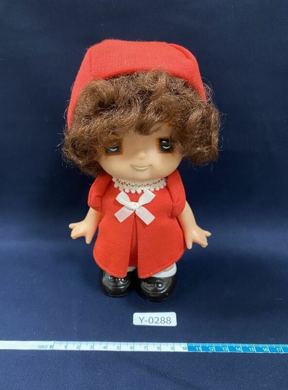 288Y 昭和レトロ お人形 赤い服 帽子 日本製 // くるくるパーマ 当時物 ソフビ アンティーク ビンテージ