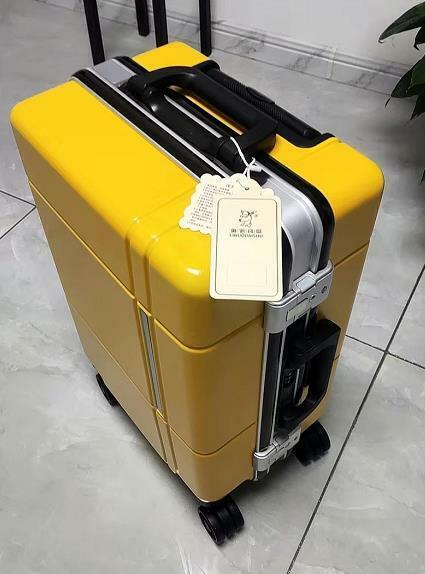 26インチのスーツケース、スーツケース、アルミフレームを採用した新モデルを発売