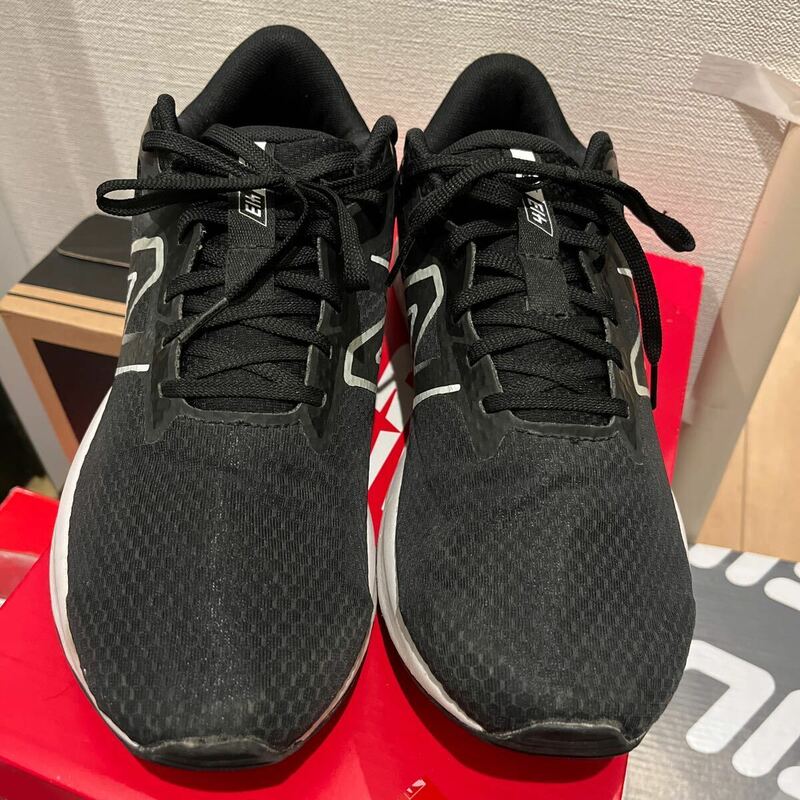 美品 ニューバランス 27.5 2E シューズ フィットネス ランニング ブラック 黒 ホワイト M413LB2 New Balance 運動会 メンズ