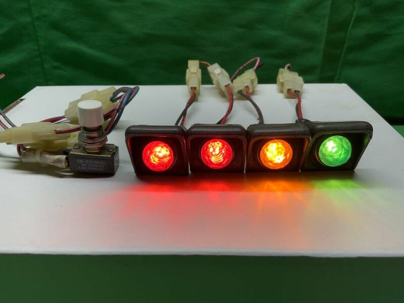 白熱球ランプ　ランプ表示灯　4個セット　坂詰製作所　リセットボタン　1個　日本開閉器工業株式会社　SB-221(N/C) 24V 中古　バス　流用