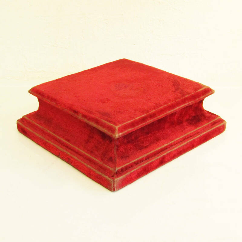 ★1900s Antique velvet red square display stand