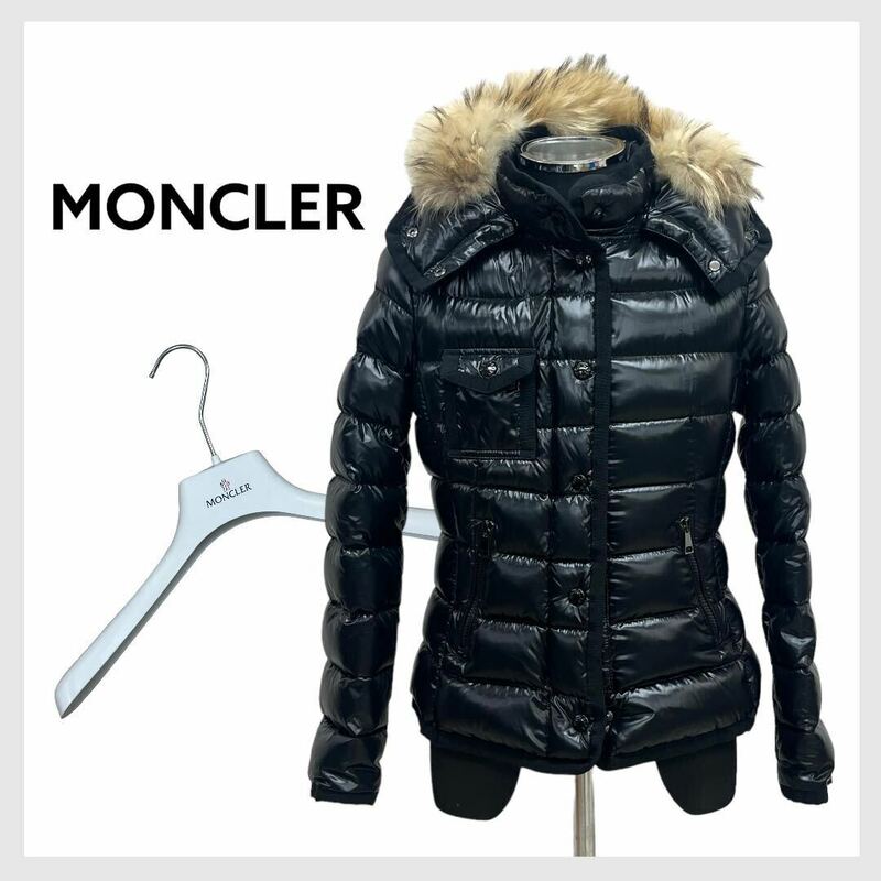 国内正規品 ハンガー付き MONCLER モンクレール ARMOISE アルモワーズ 袖ワッペン ラクーンファー 付き ダウンジャケット 45310-15-68950